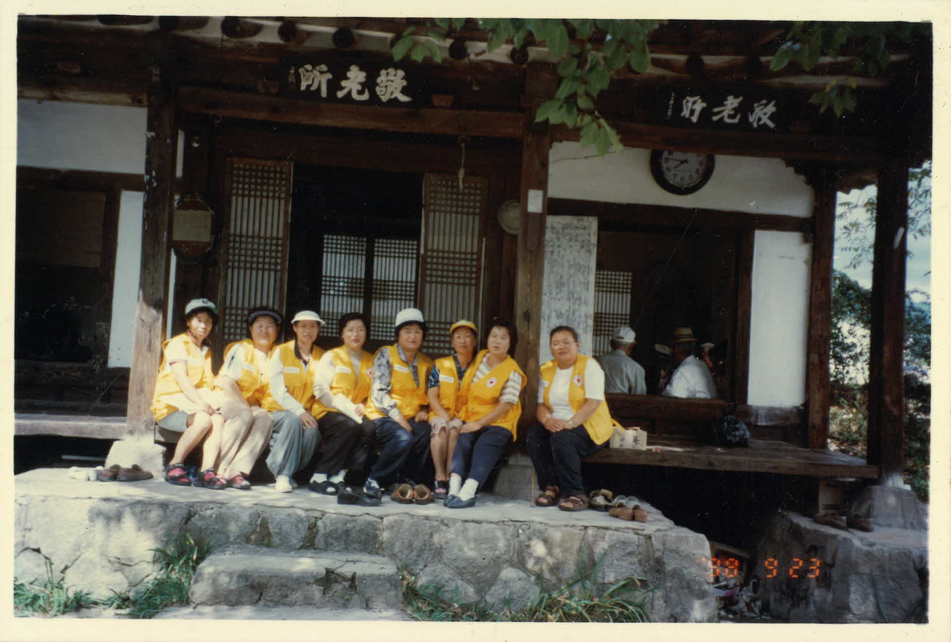 순흥 봉도각내 노인정 도배 봉사 및 월례회 사진