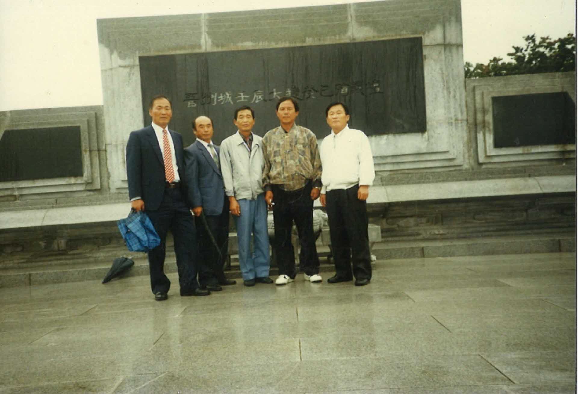 진주성임진대첩계사순의단 앞에서-남5