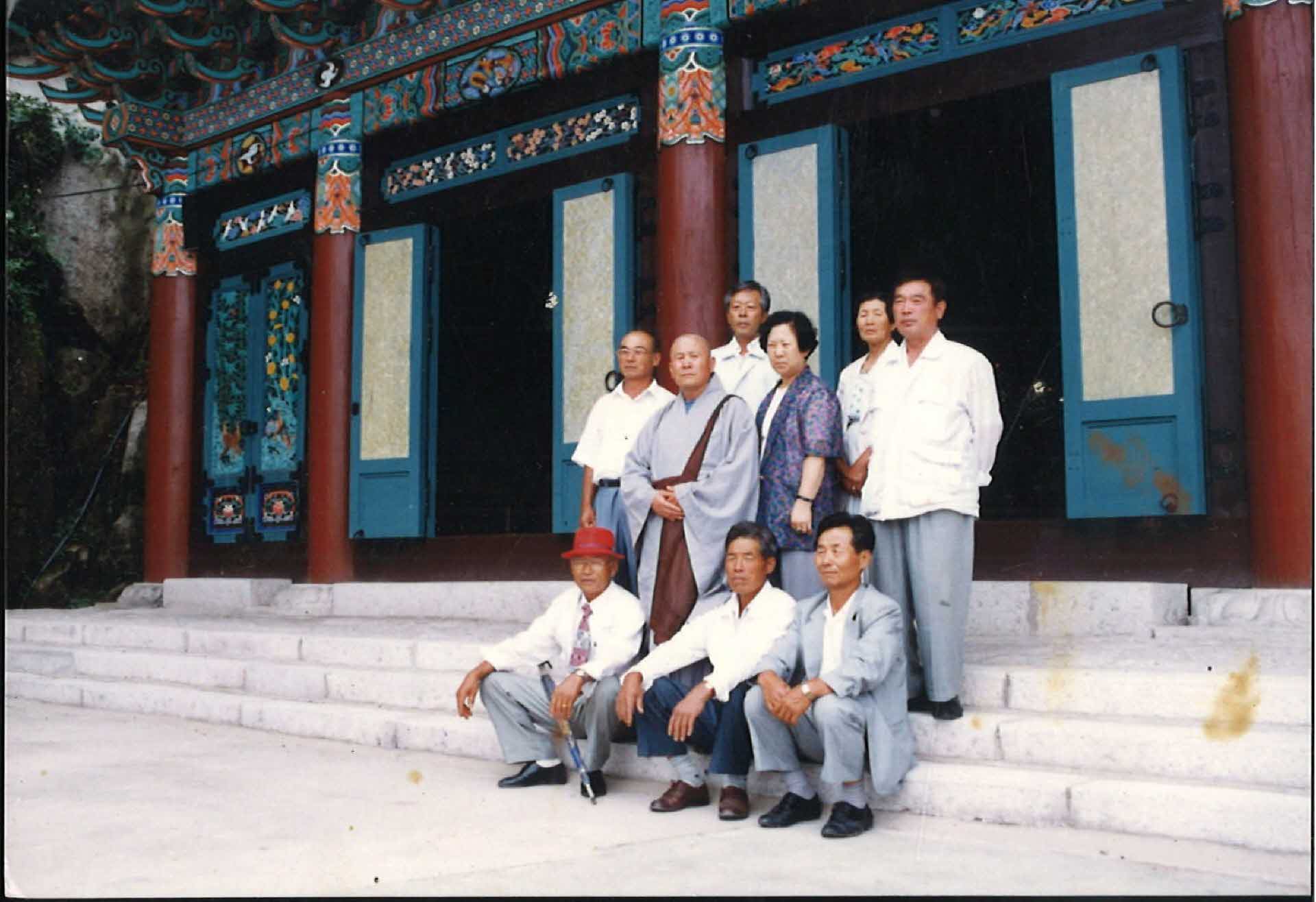 절에서 스님과 함께 단체