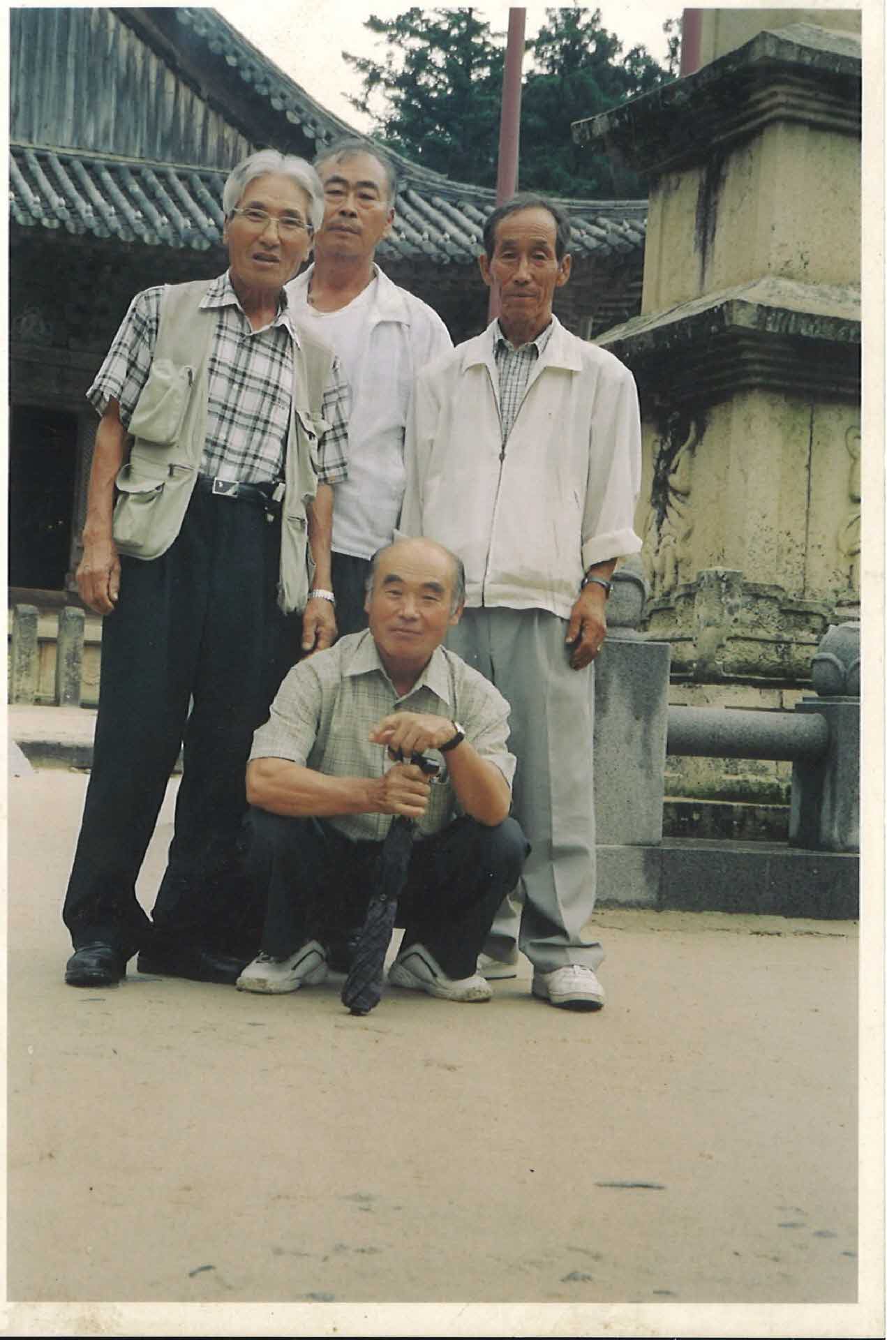 석탑앞에서-남4