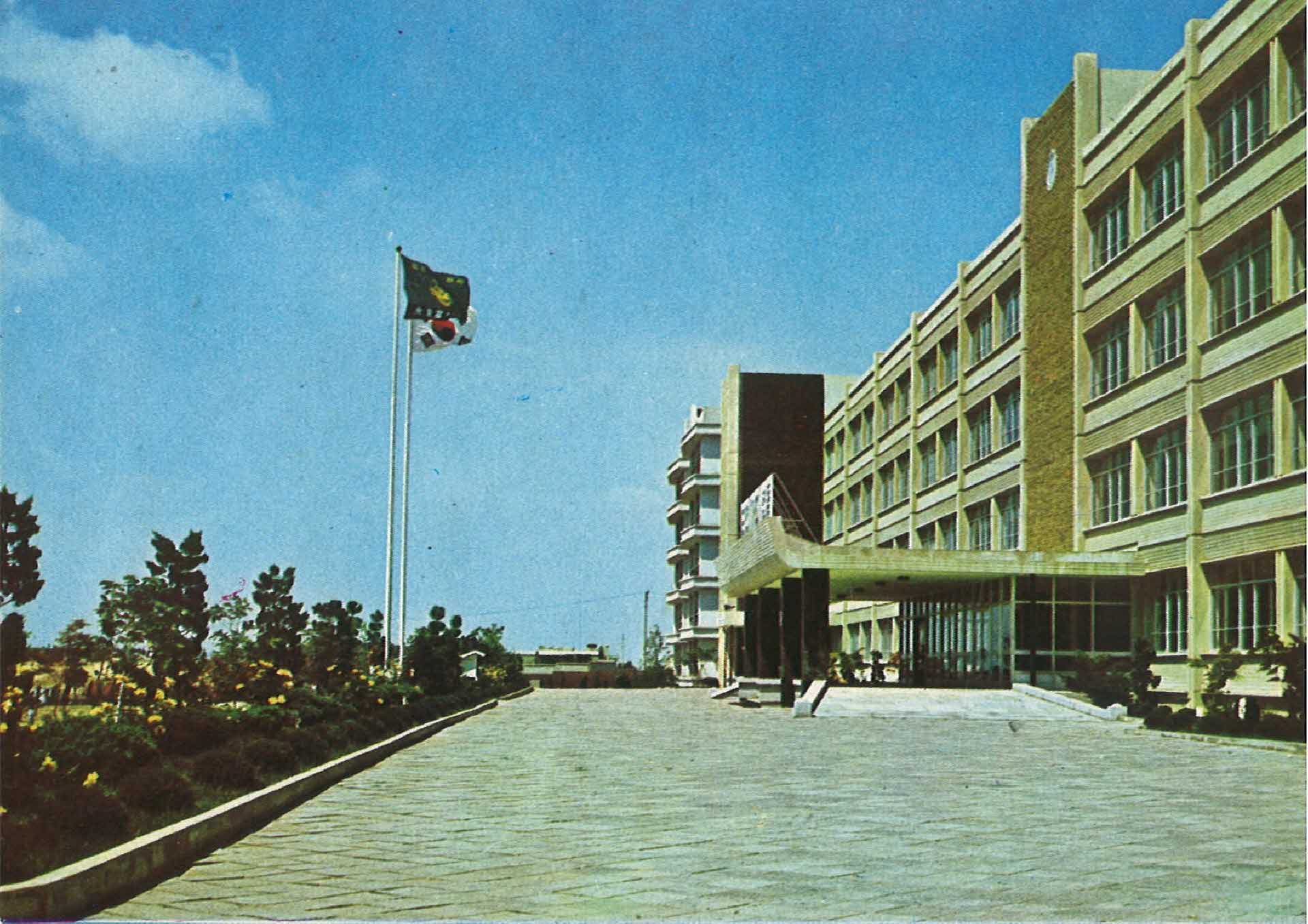 엽서-영동고등학교 본관의 중앙현관