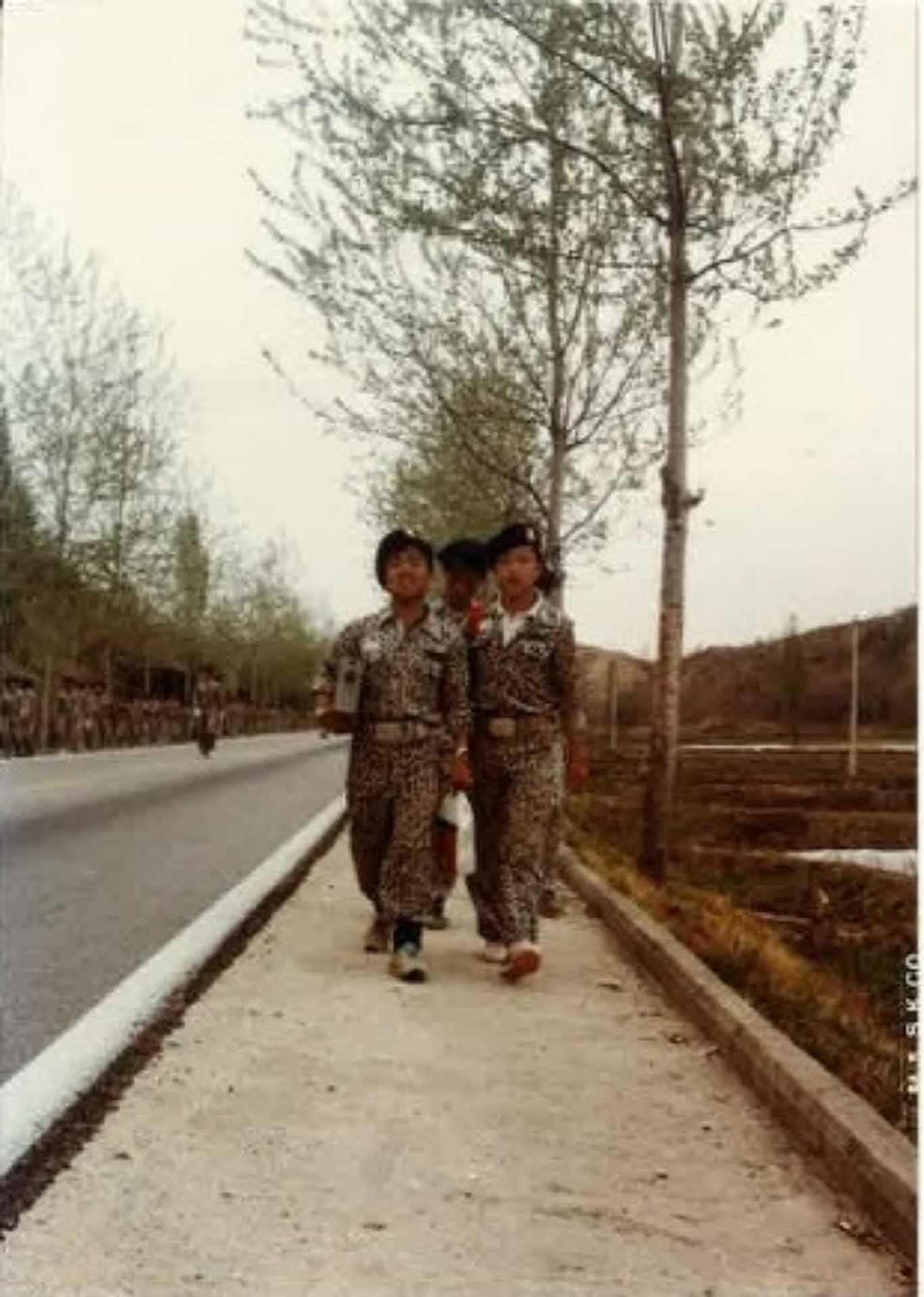 교련복 행군사진