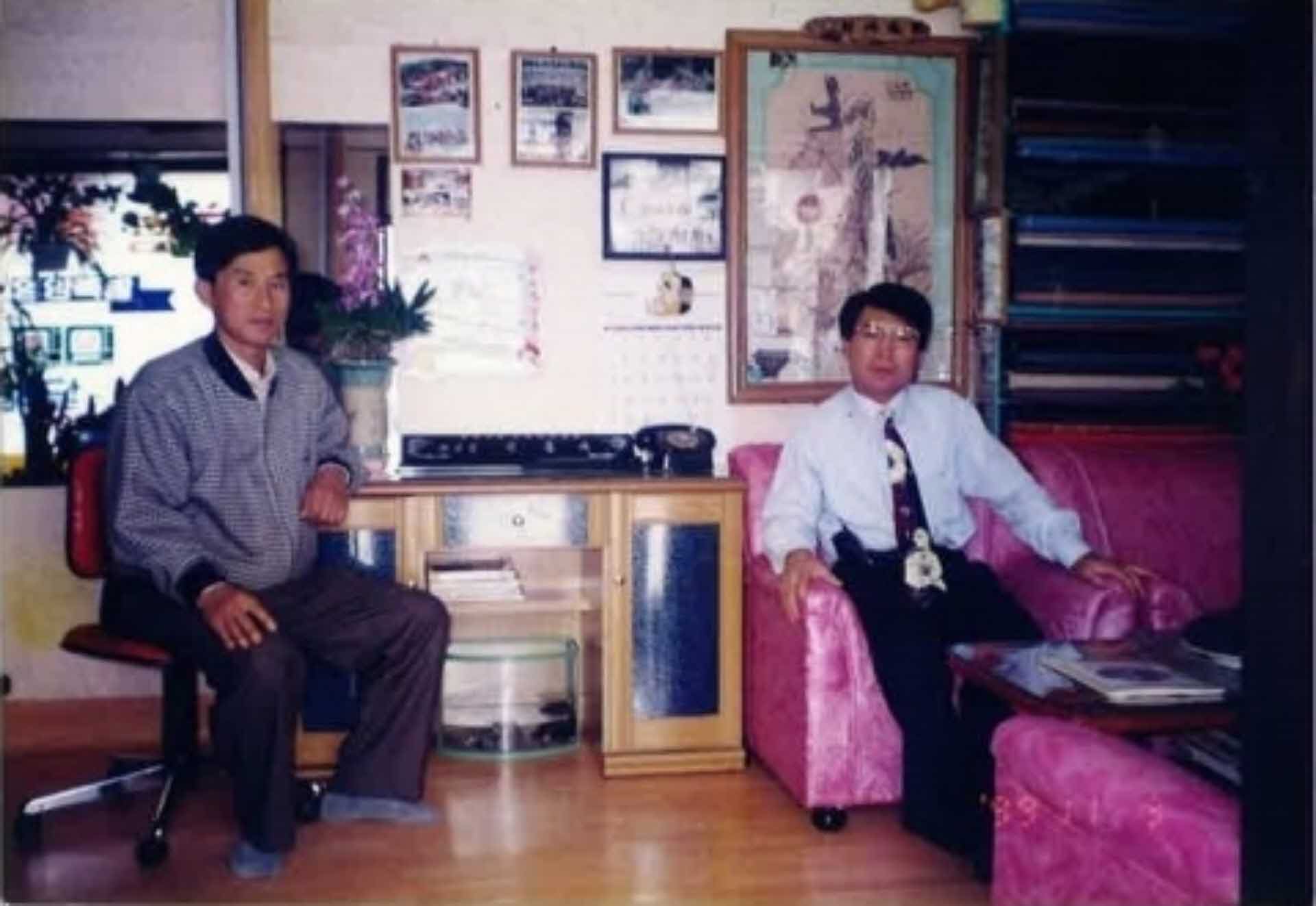 실내사진-남성2인