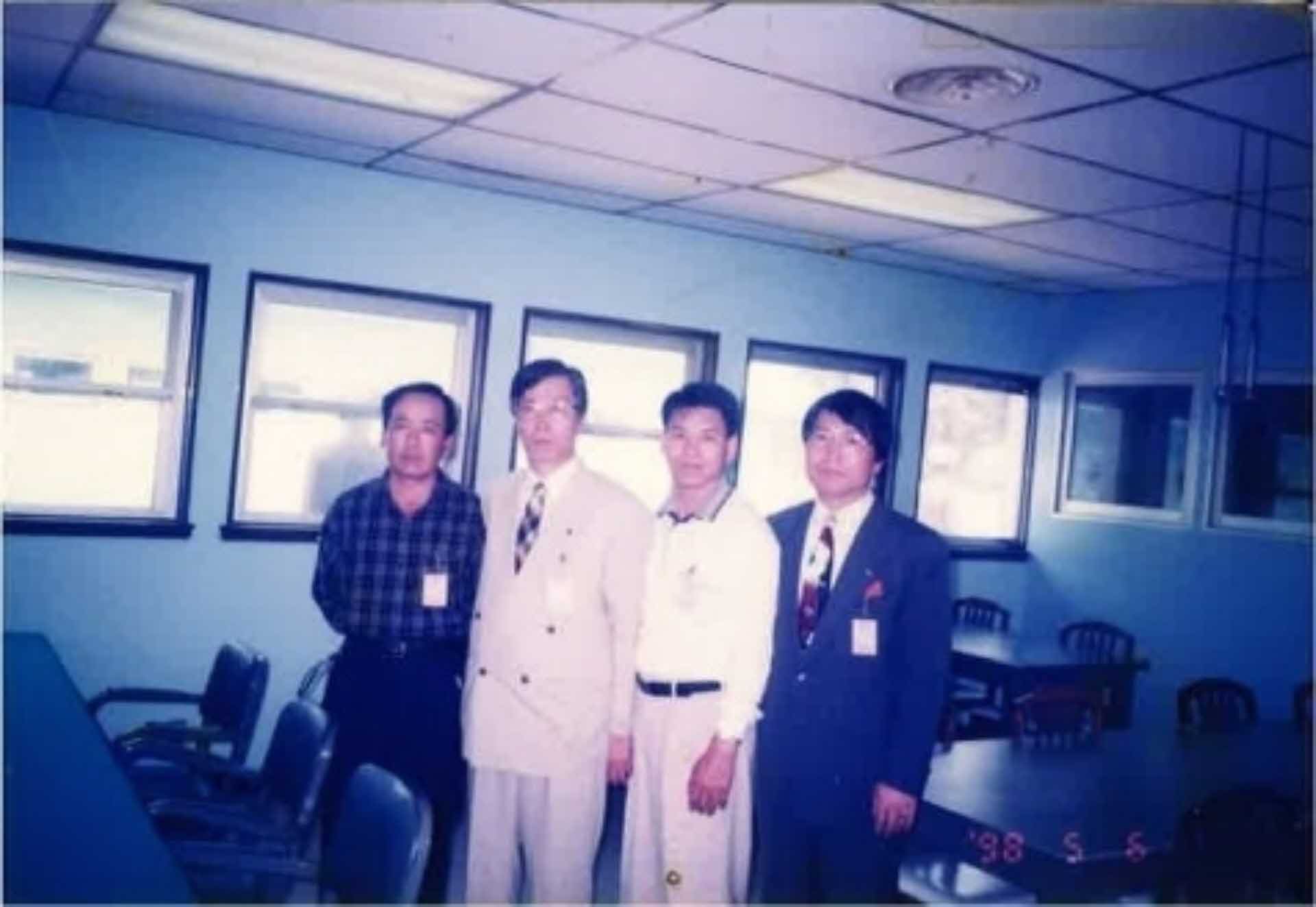 실내사진-남성4인