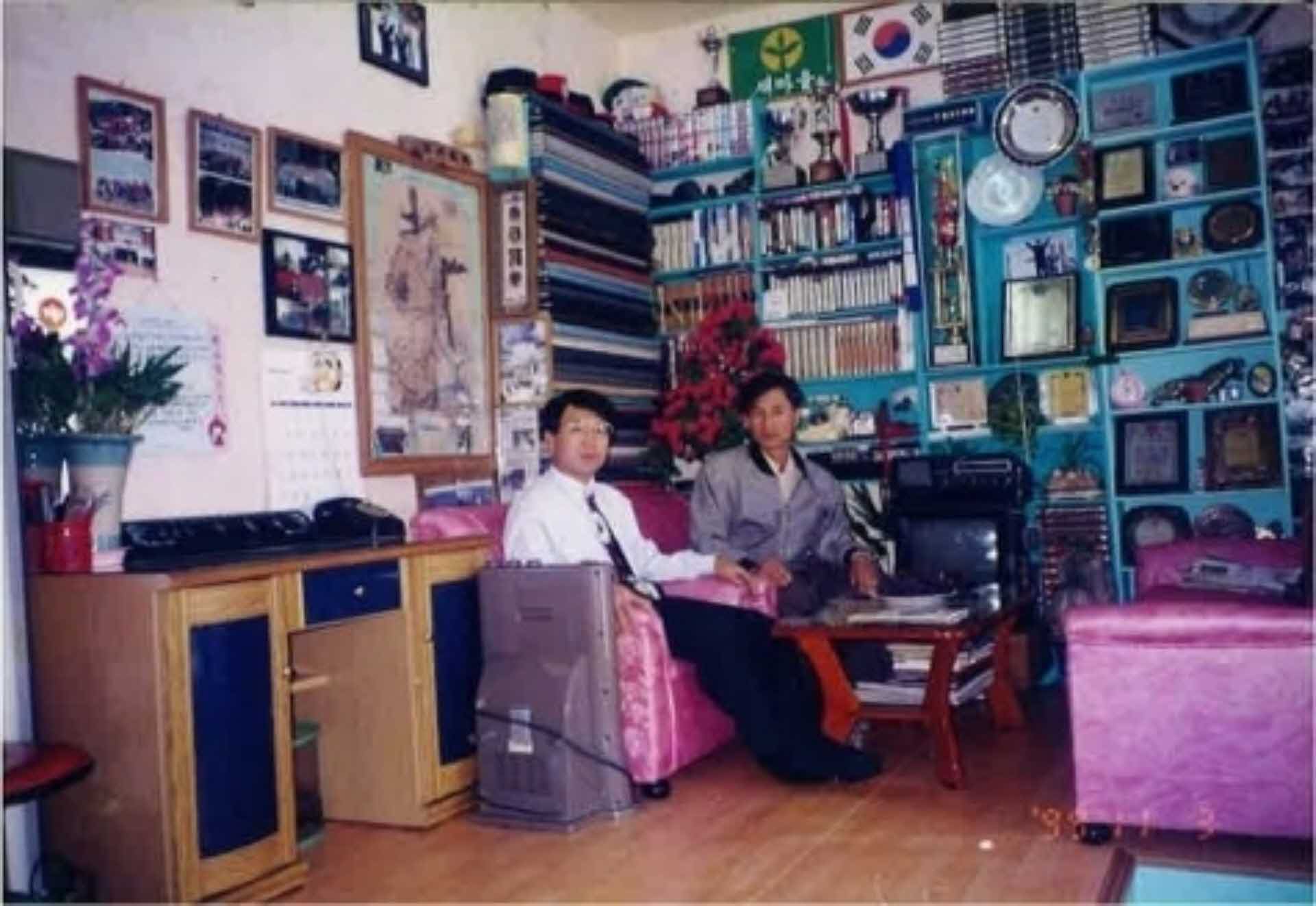 실내사진-남성2인