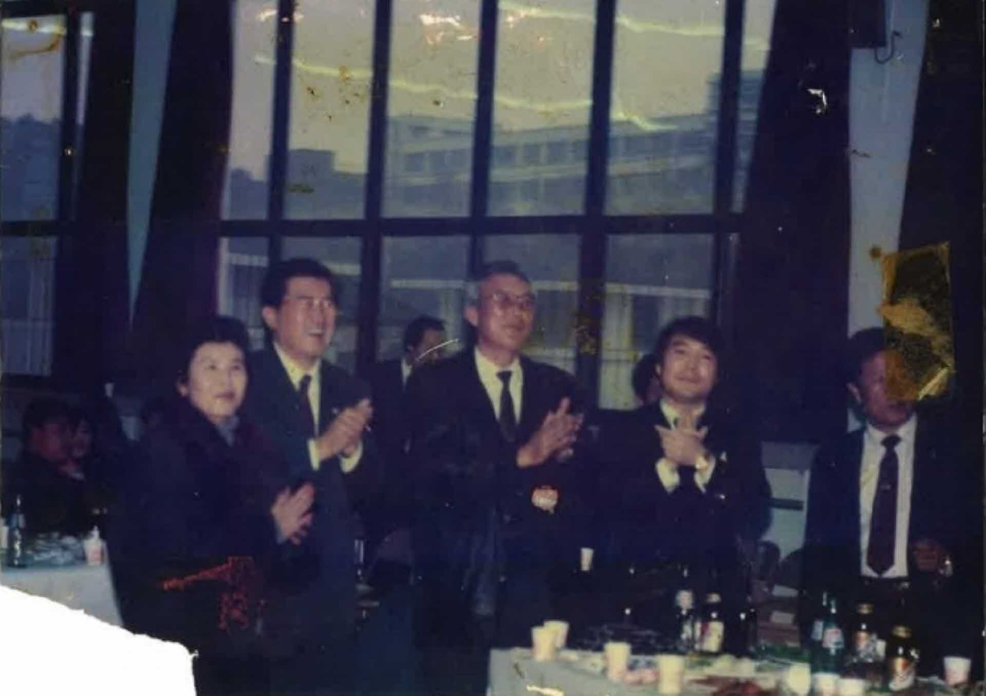 행사사진-실내,남4,여1,박수