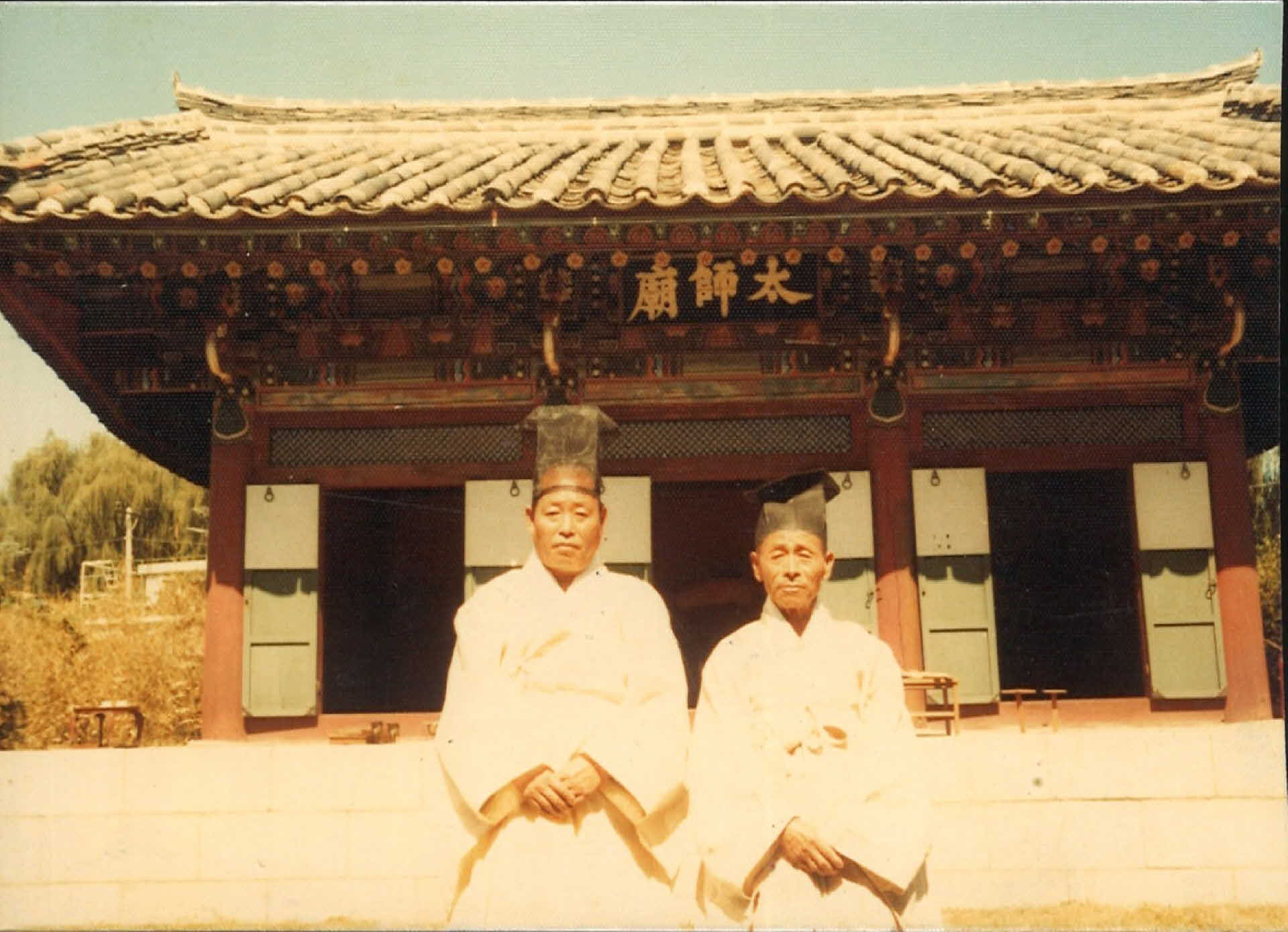 사진 -사찰, 절 앞에서 옷을 갖춰 입고 찍은 두사람의 사진