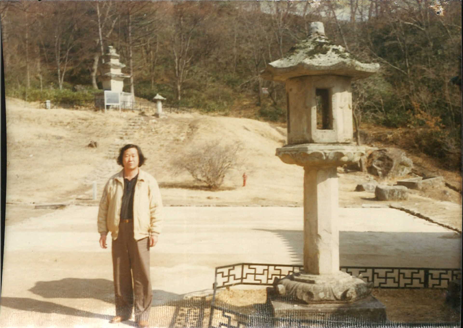 사진-부석사 석등앞에 서 있는 한사람