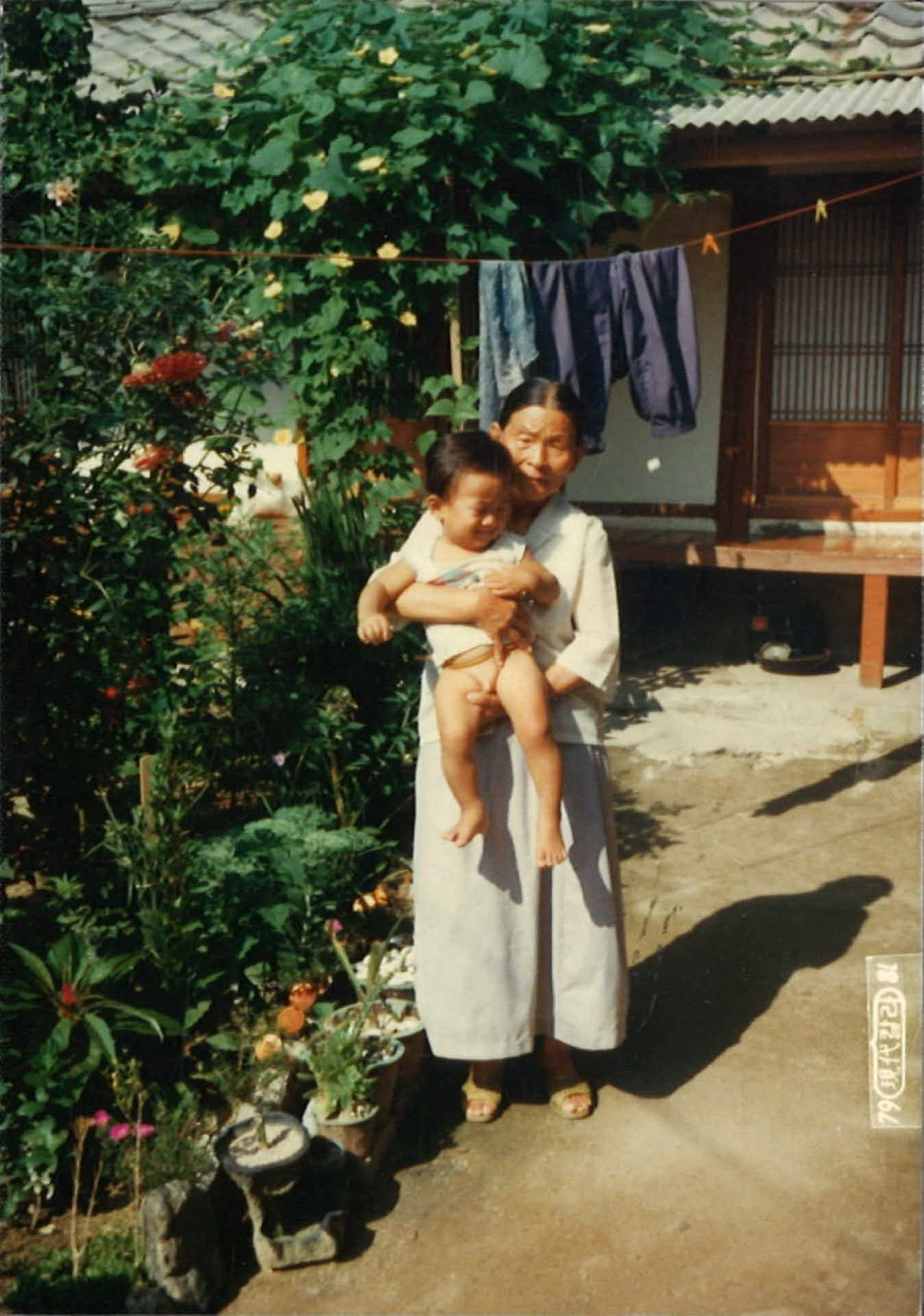 집앞에서 할머니와 손자 사진
