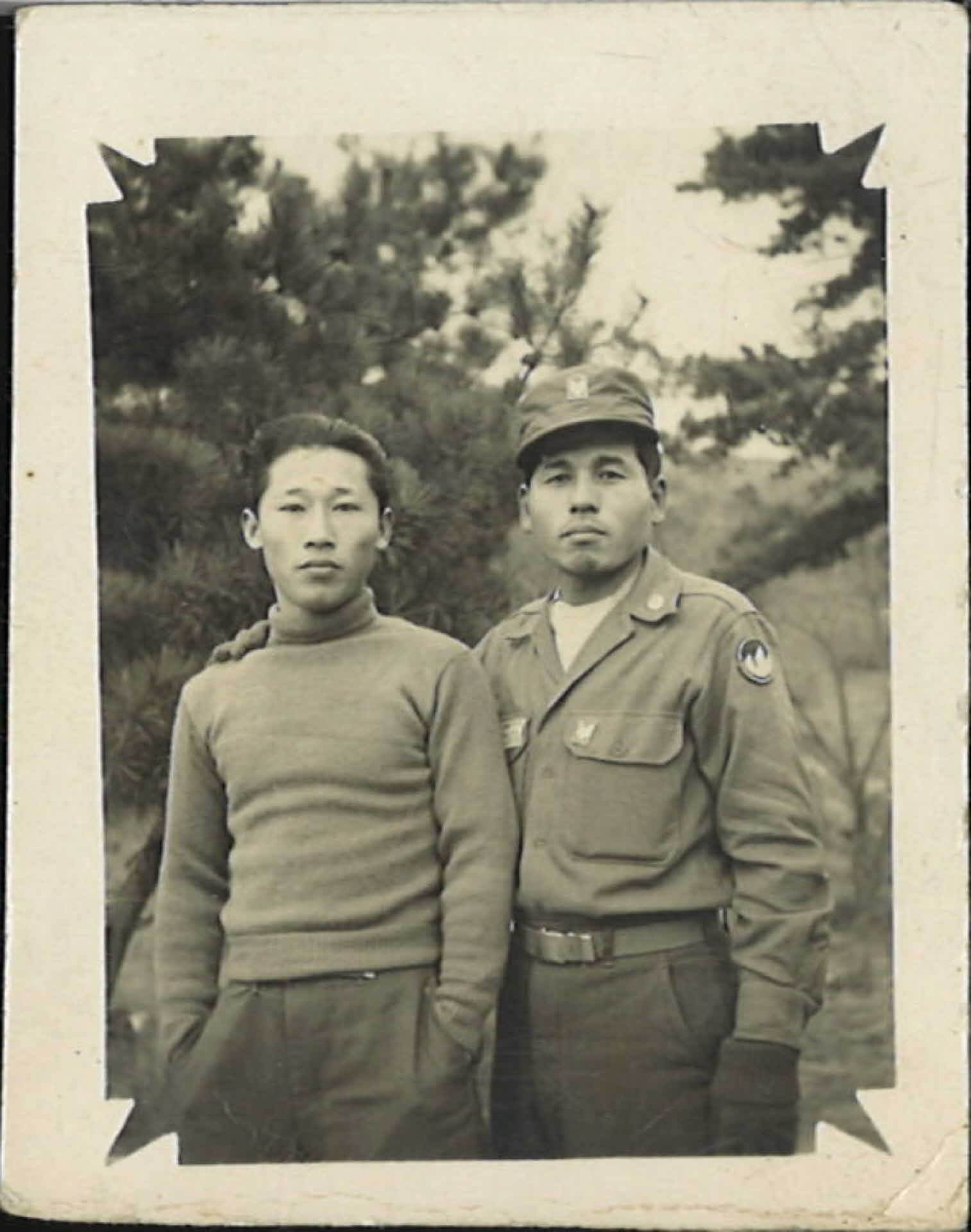 1950년대 군인사진-2명,어깨에손