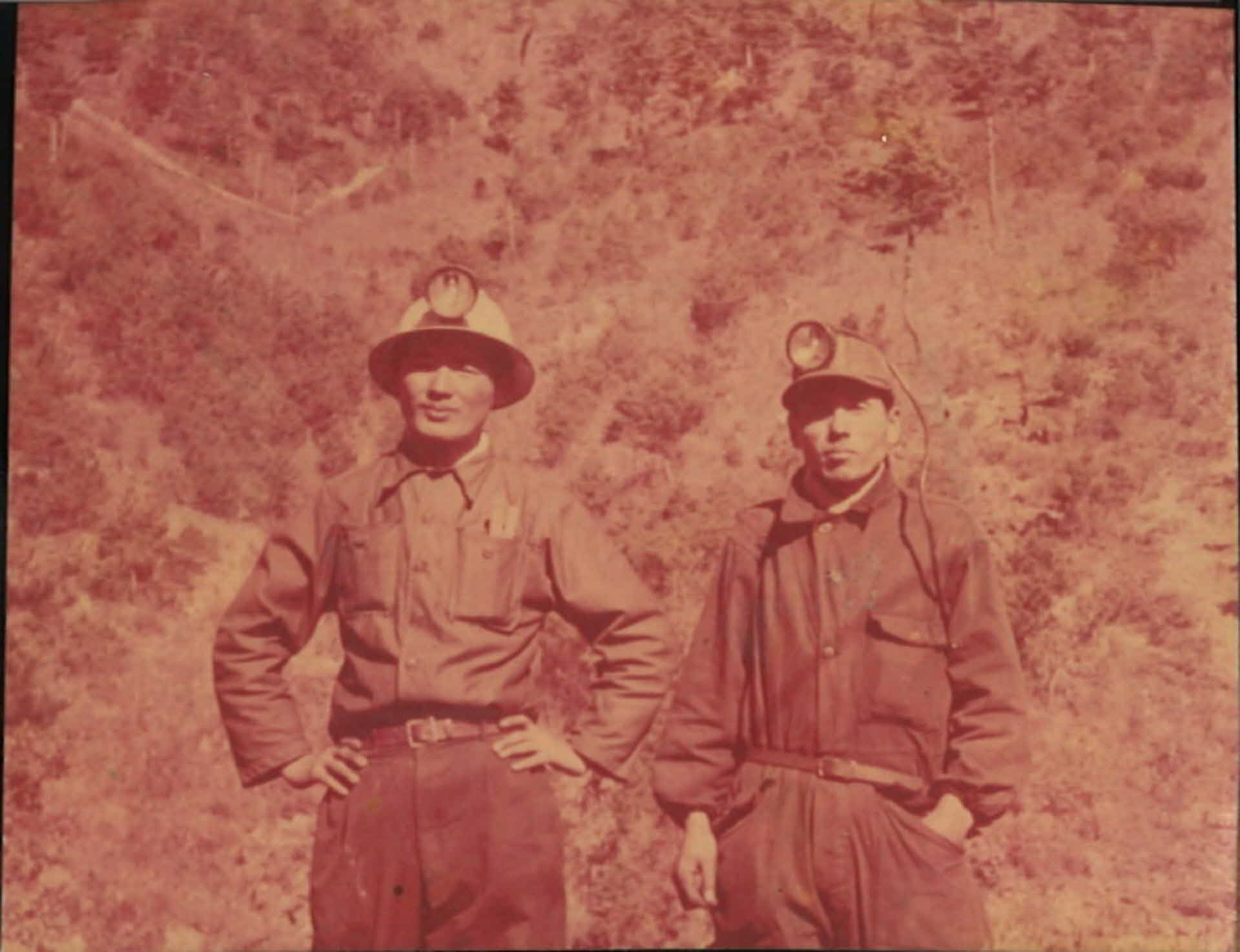 성주탄광 작업복사진-산 배경