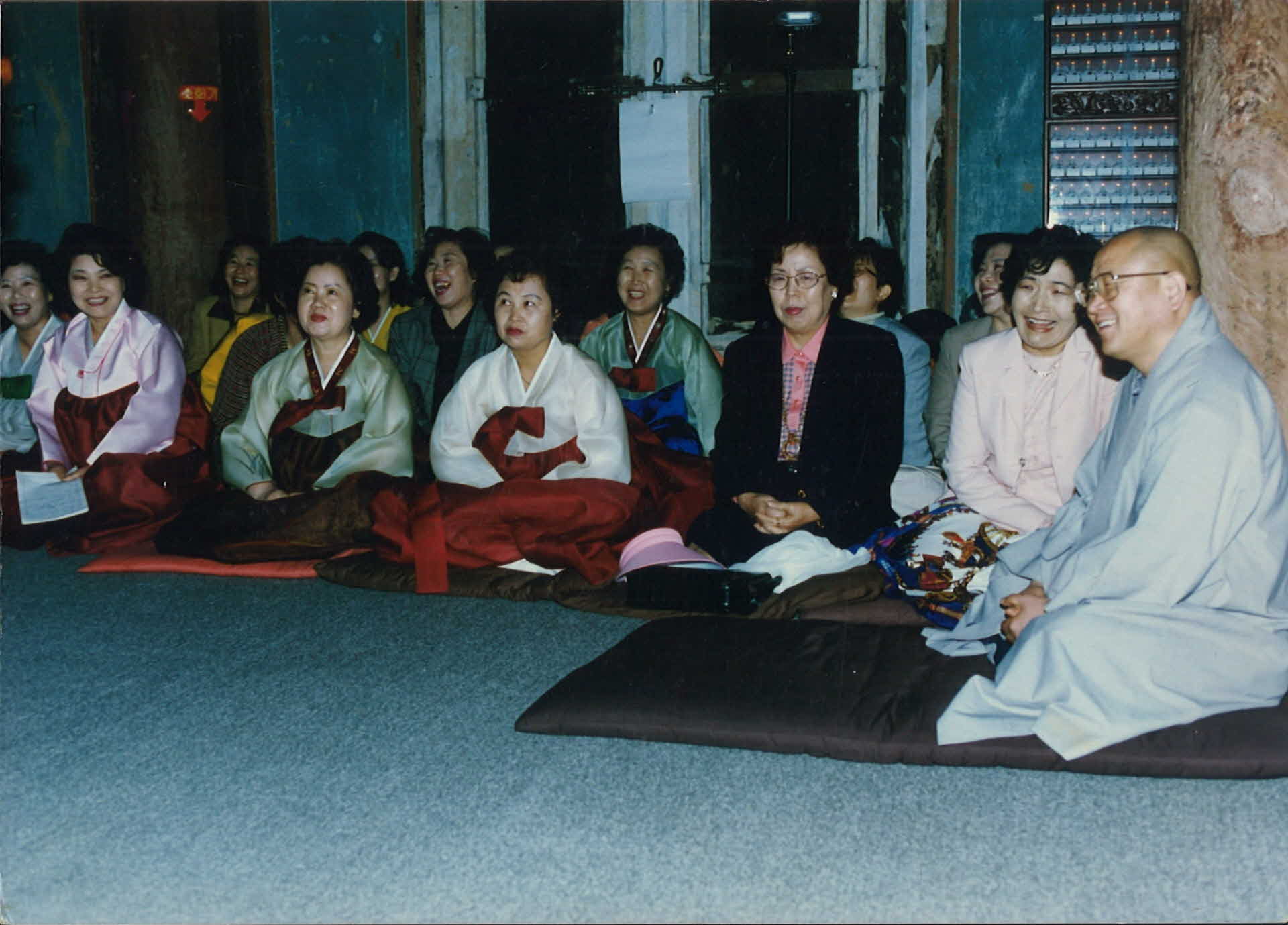 부석사 스님과 회원들의 모습