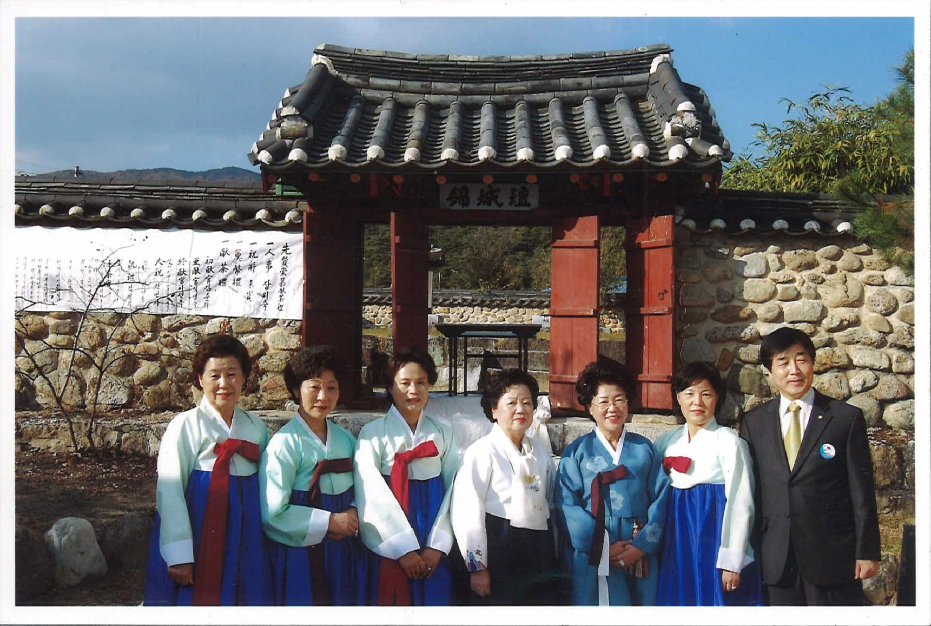 금성단 문앞에서 징윤석과