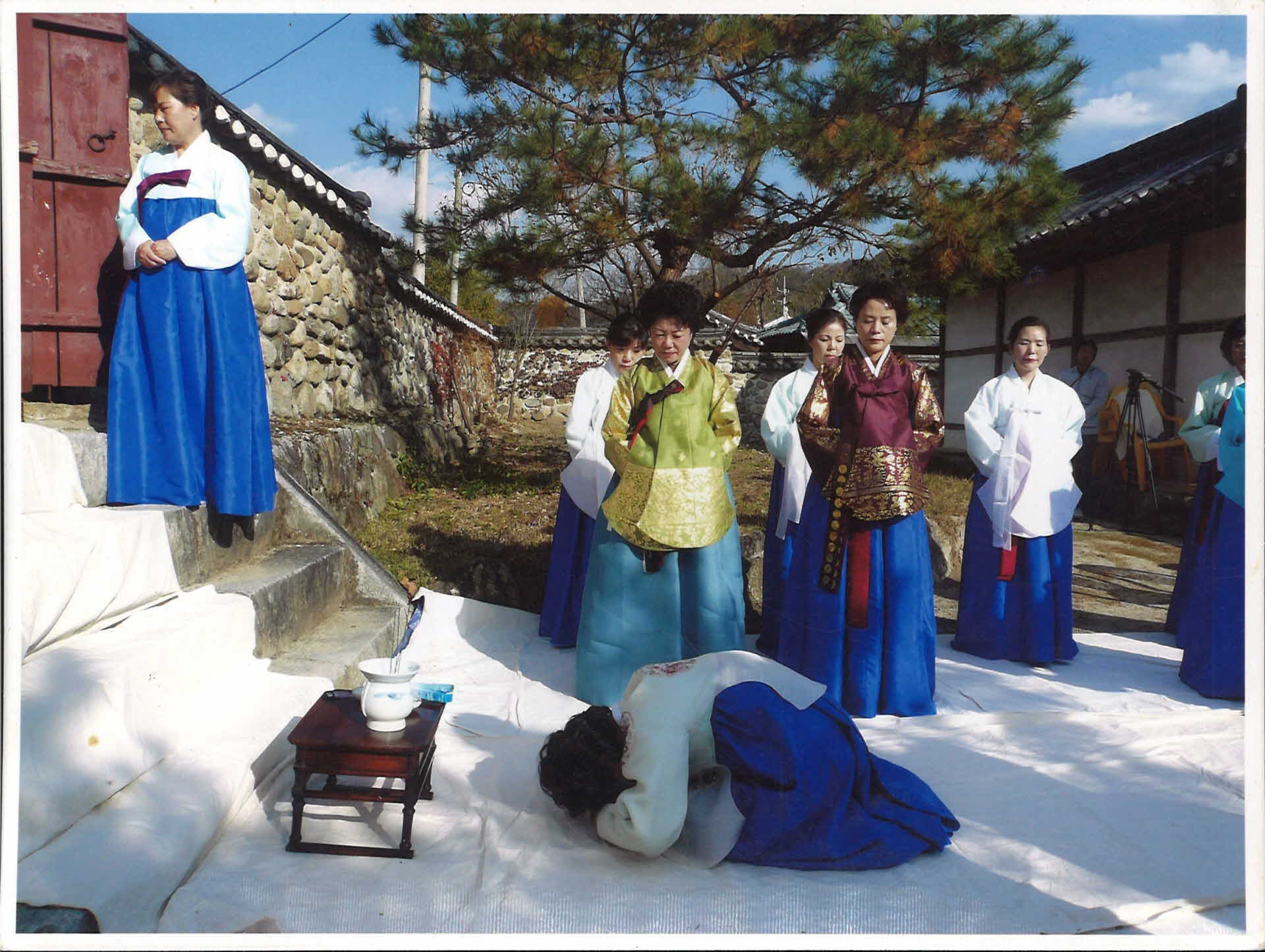 금성단에 절을 드리며