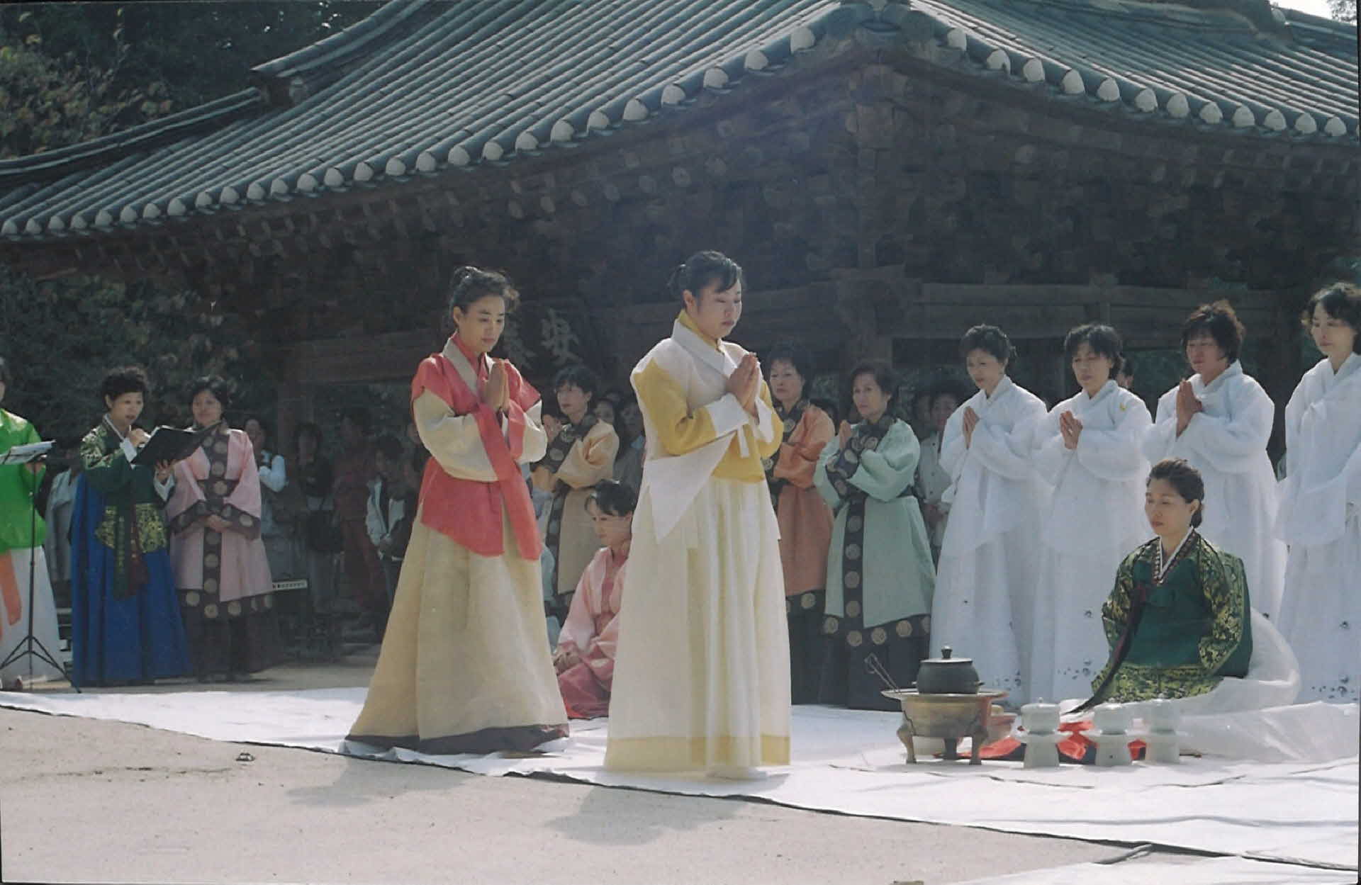 합장하고 걸으며