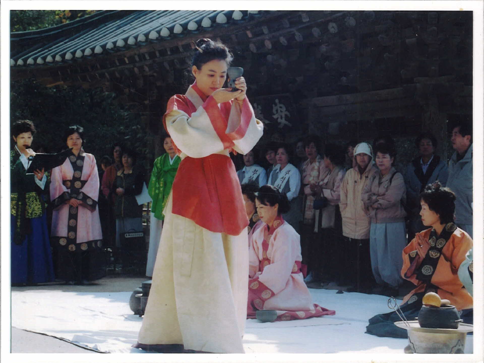 두손모아 받치고 들며