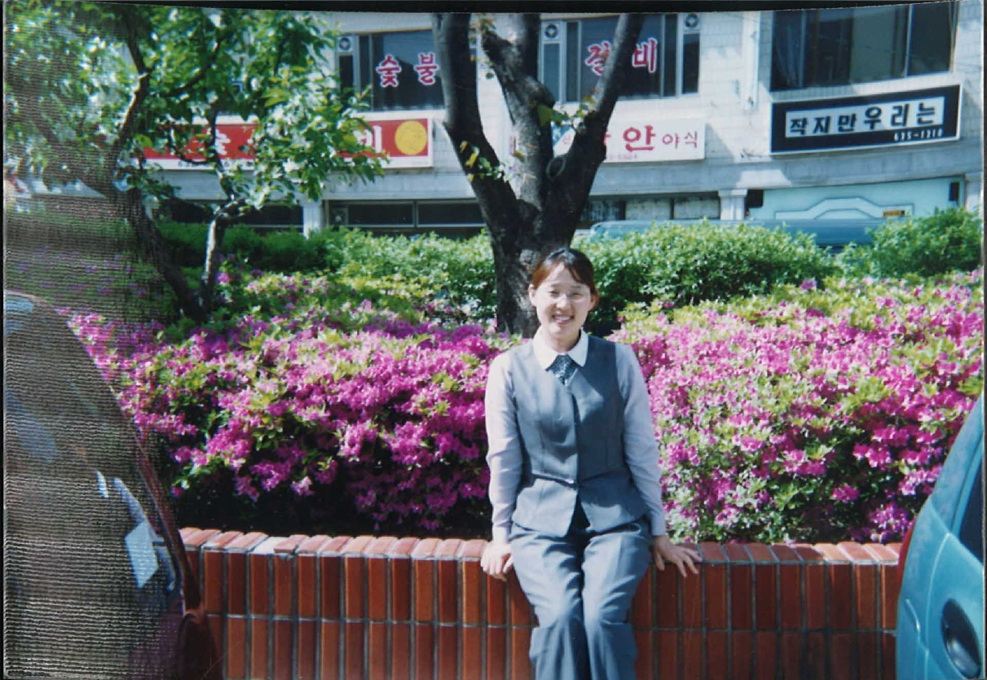 회색유니폼을 입은 여자 사진