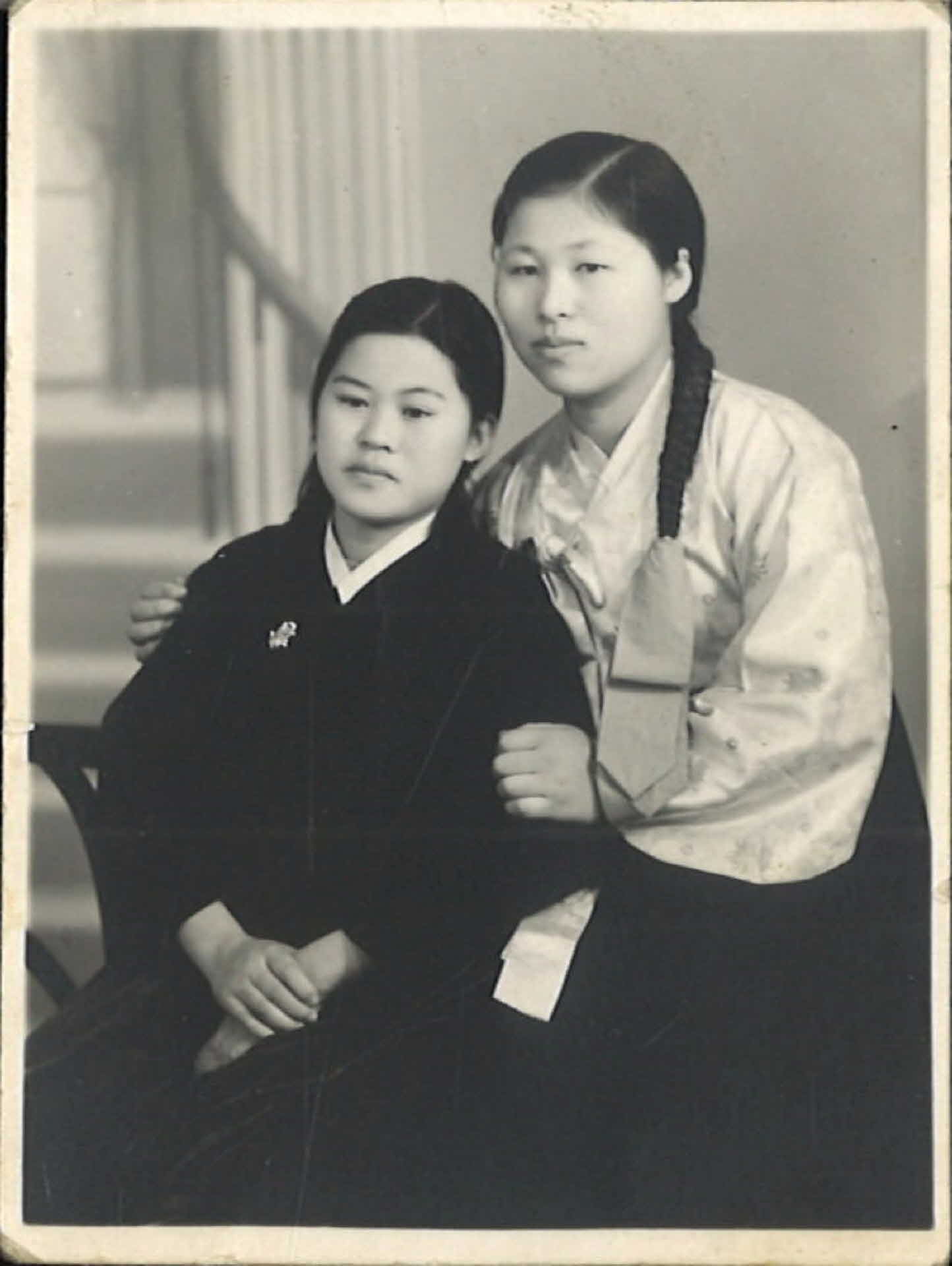 한복입은 여학생 두명