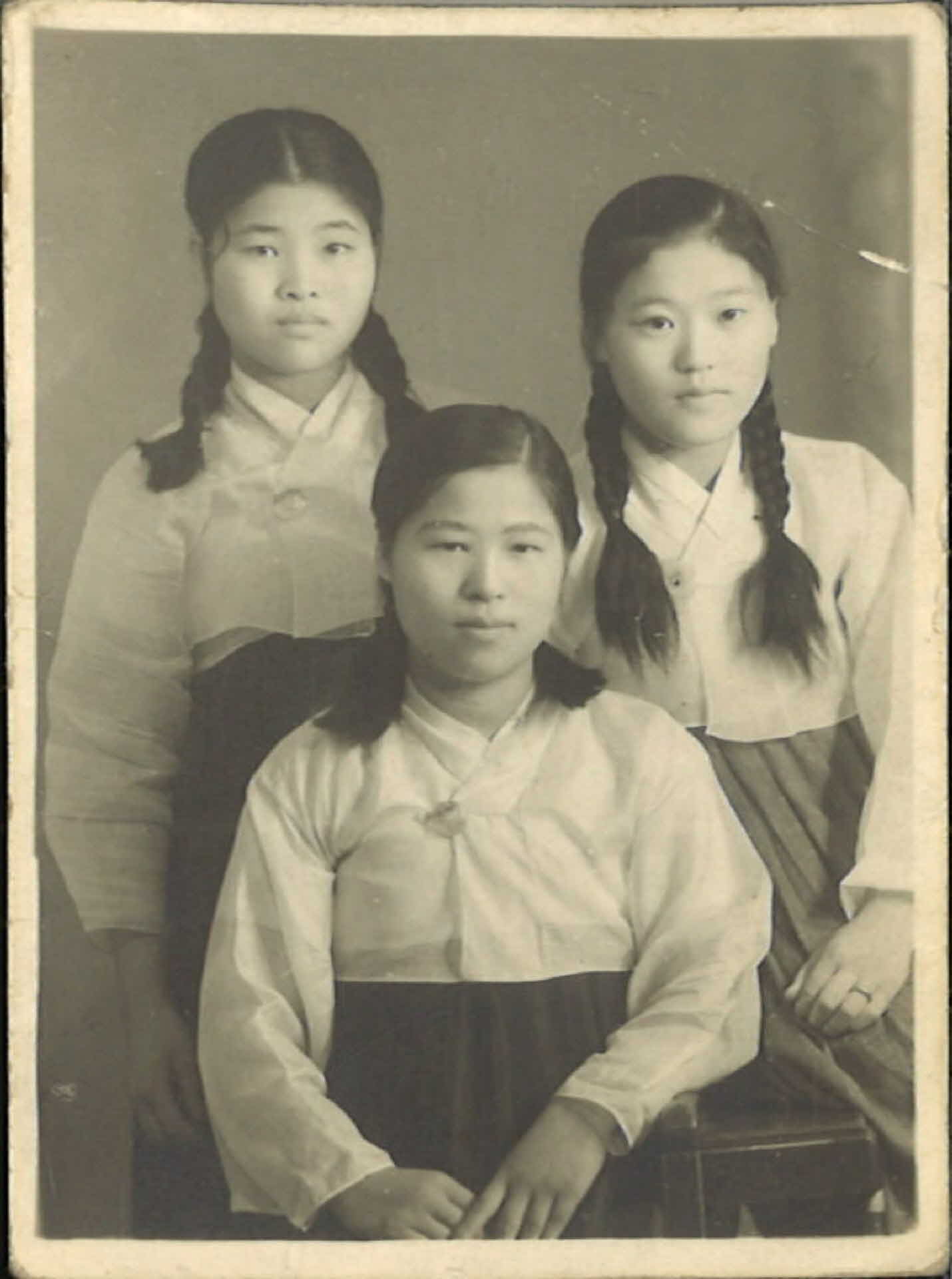 한복입은 양갈래 머리 여학생 3명