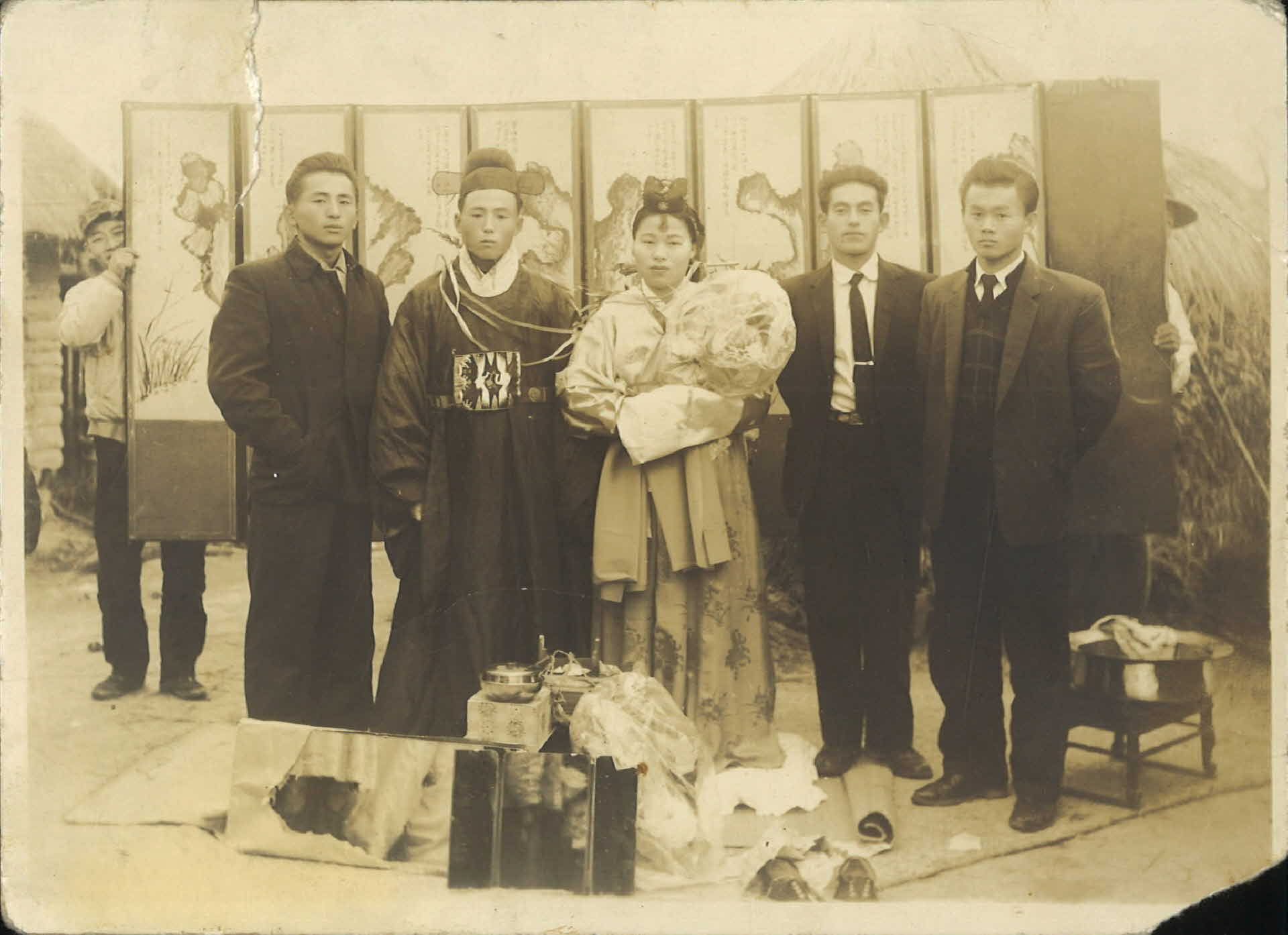 전통혼례,한복입은 신랑신부와 남자들