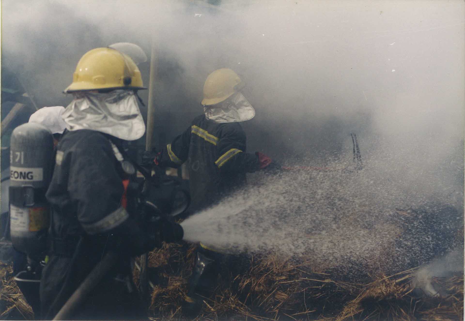 소방대원 화재진압 사진