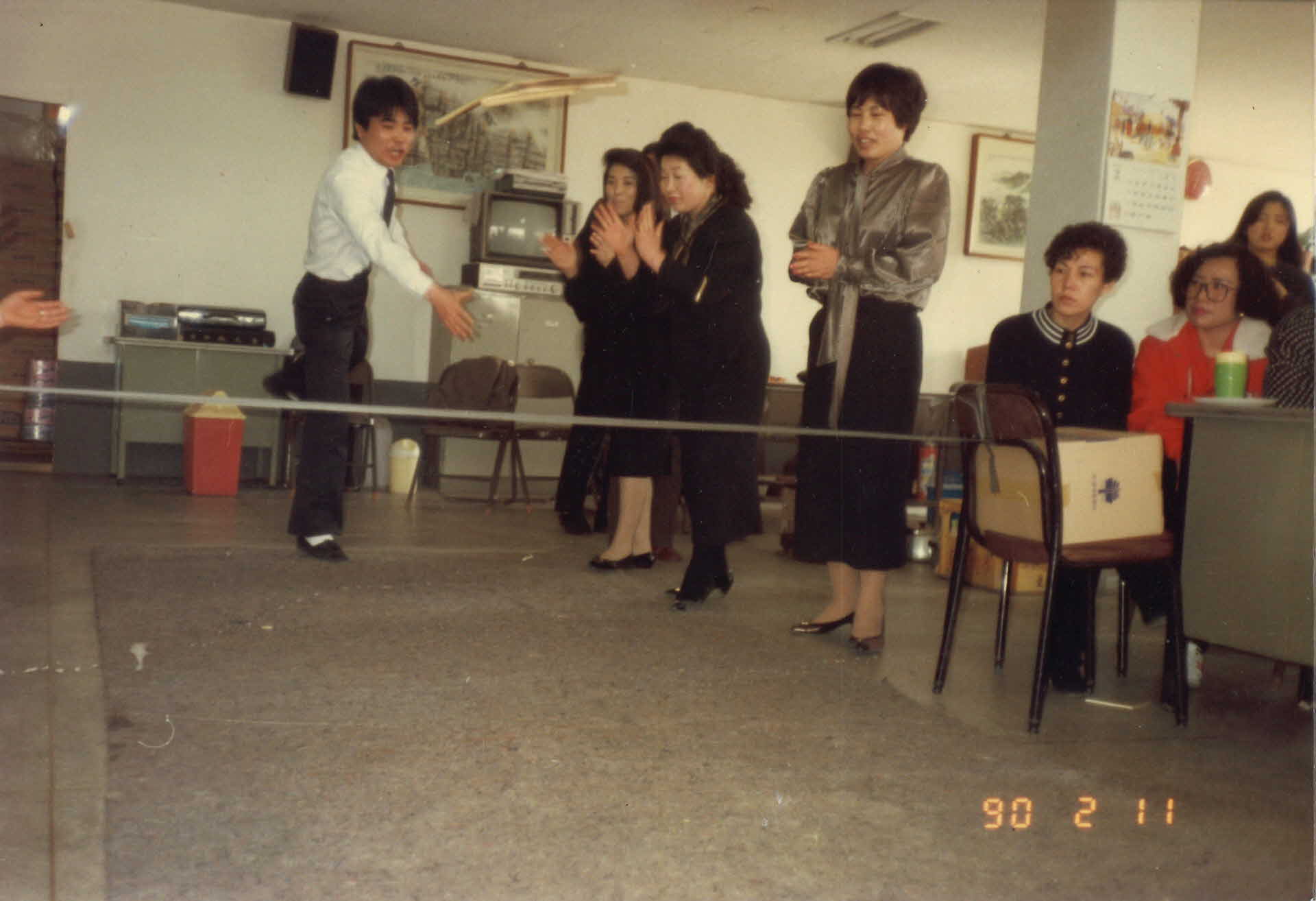 윷놀이하는 단체사진