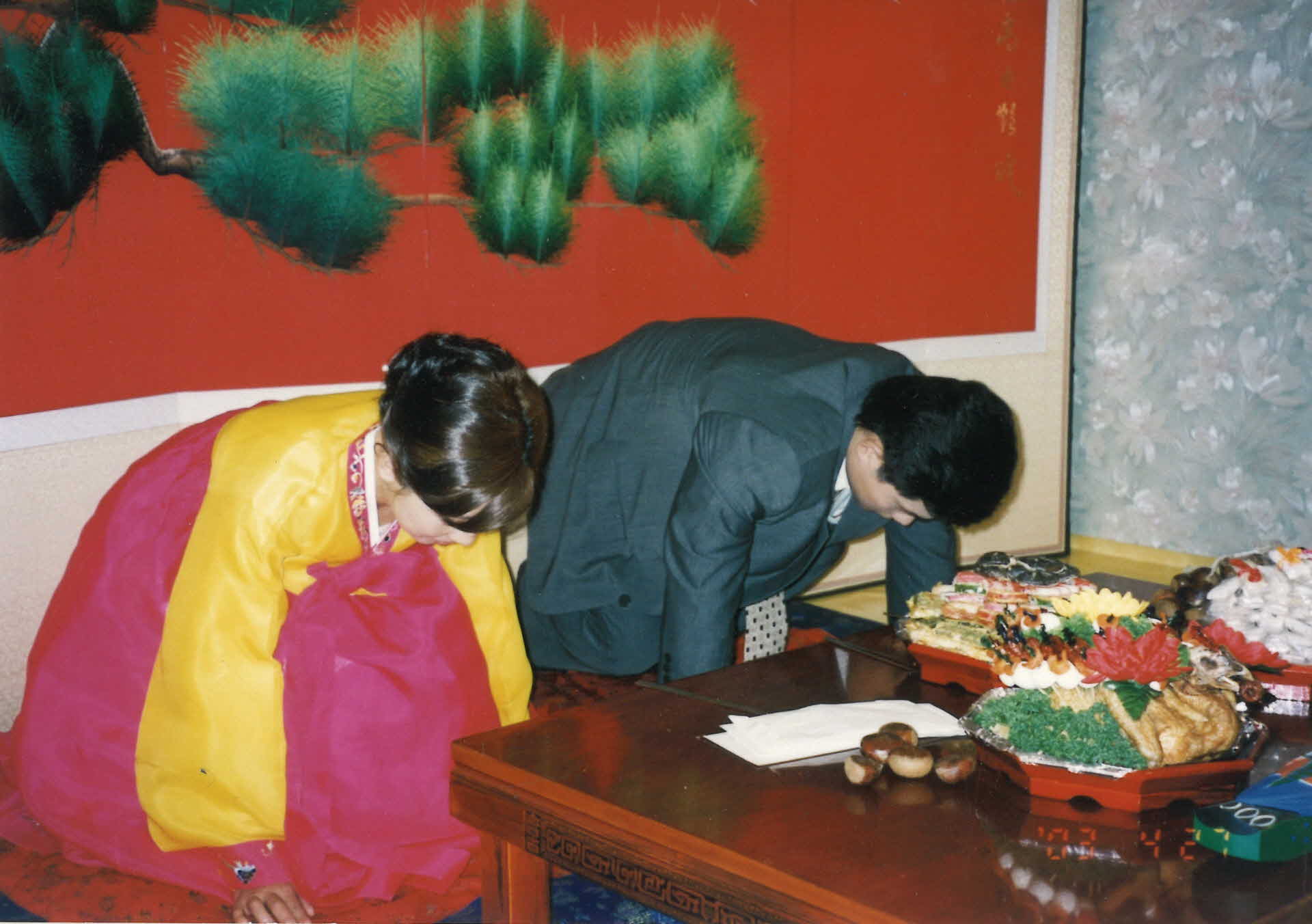 절하는 사진 (폐백 추정)