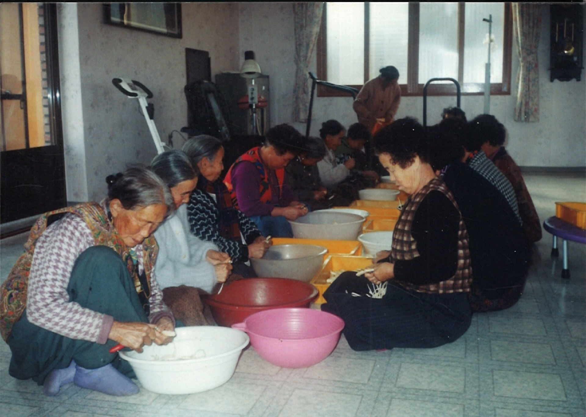 한정경로당내에서 음식을 장만하고 있는 여성 경로당 회원들의 모습